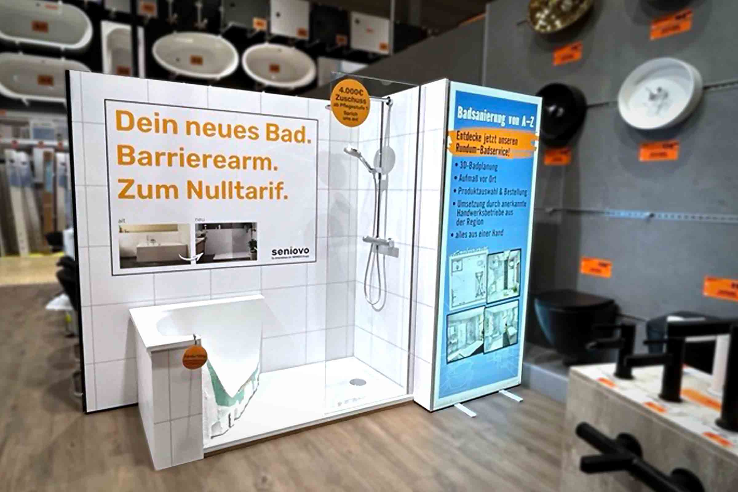 Ausstellung mit barrierefreiem Badezimmer, Dusche und Badewanne im Hornbach Markt.