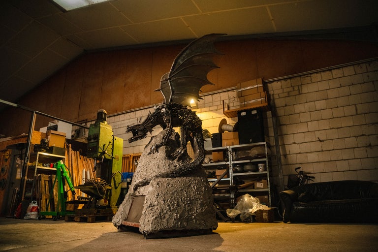 Skulptur eines Drachen aus Metall in einer Werkstatt
