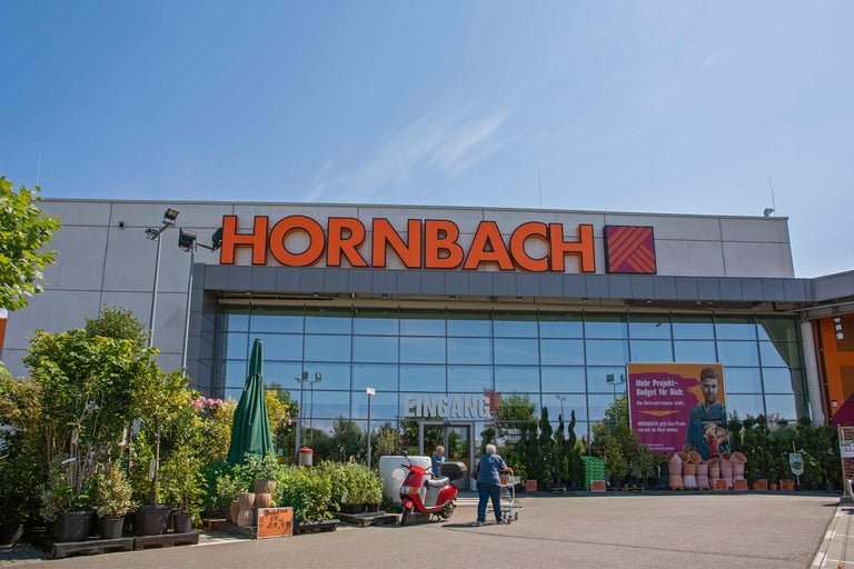 Hornbach Baumarkt Fassade mit Eingangsbereich und Gartenausstellung im Aussenbereich