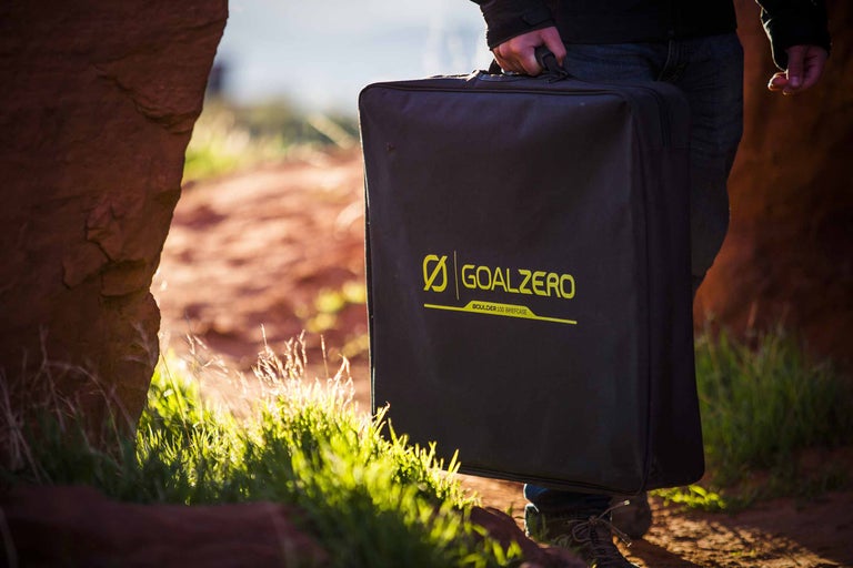 Person trägt Goal Zero Boulder 100 Solarmodul-Tragetasche