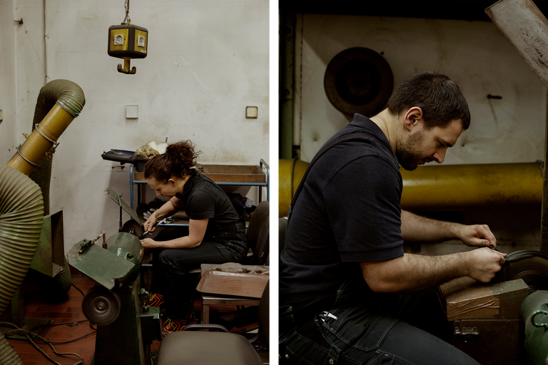 In einer Werkstatt schleifen eine Frau und ein Mann Gegenstände mit einer Schleifmaschine.