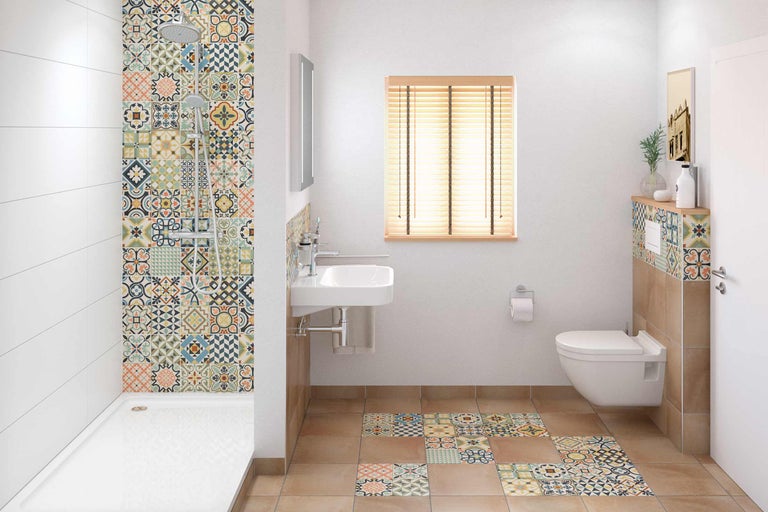 Badezimmer mit Dusche, Waschbecken, Toilette und gemusterten Fliesen