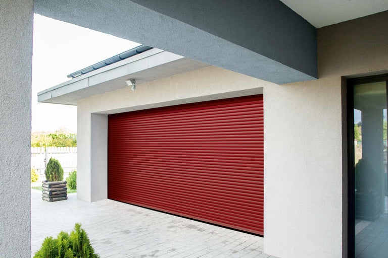 Geschlossenes Garagenrolltor aus Metall