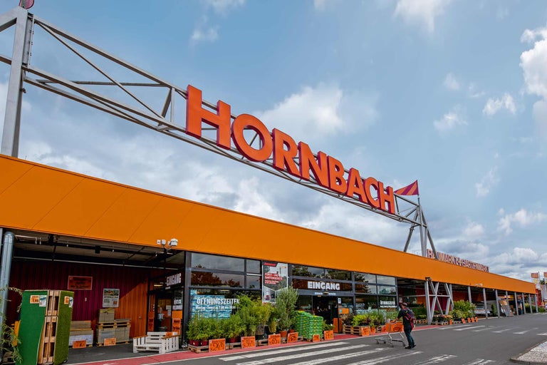 Hornbach Baumarkt Gebäudeansicht mit Eingangsbereich