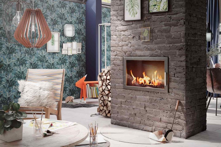 Wohnzimmer mit Kamin, Holzstapel und dekorativer Beleuchtung für eine gemütliche Atmosphäre