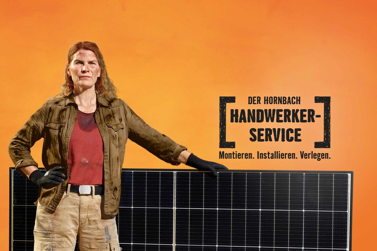 Hornbach Handwerkerservice für Montage, Installation und Verlegung mit einer Frau vor einem Solarmodul