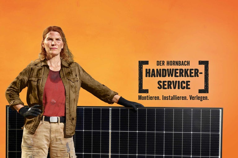 Hornbach Handwerkerservice für Montage, Installation und Verlegung mit einer Frau vor einem Solarmodul
