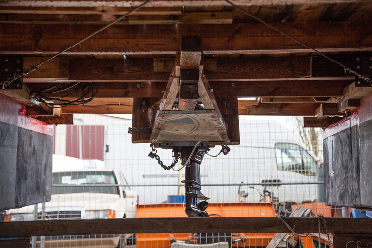 Bootsmotor, montiert an einem Holzbalken