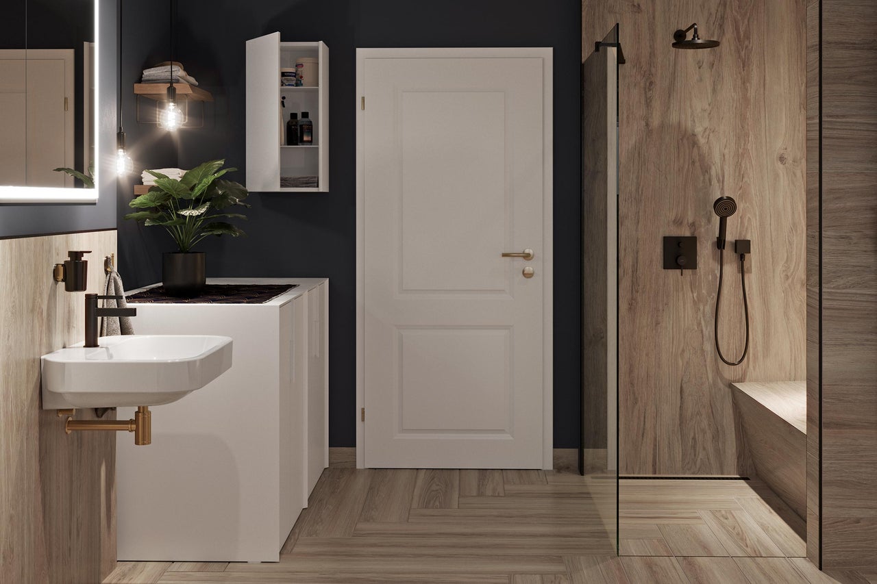 Modernes Badezimmer mit Waschbecken, Spiegelschrank, Dusche und Holzboden
