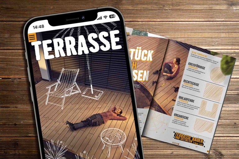 Smartphone mit Hornbach Terrassen Magazin und Terrassen Broschüre auf Holztisch