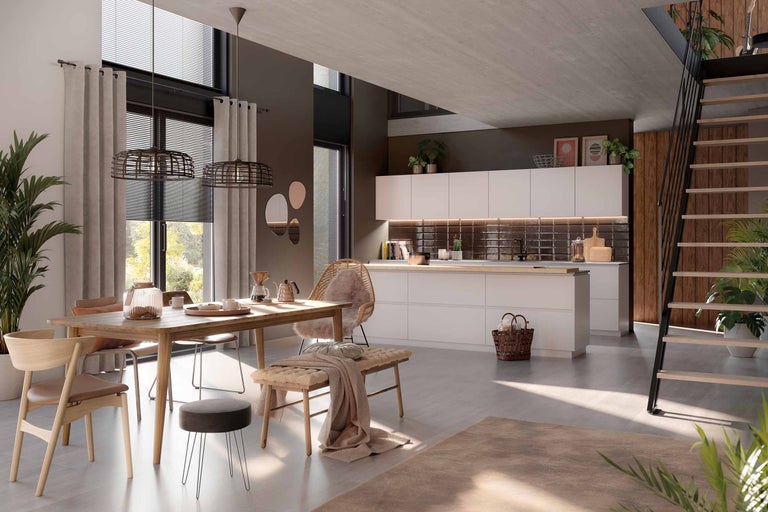 Heller Wohnraum mit Essbereich, Küche und Treppe zum Obergeschoss. Der Raum ist hell und freundlich eingerichtet.