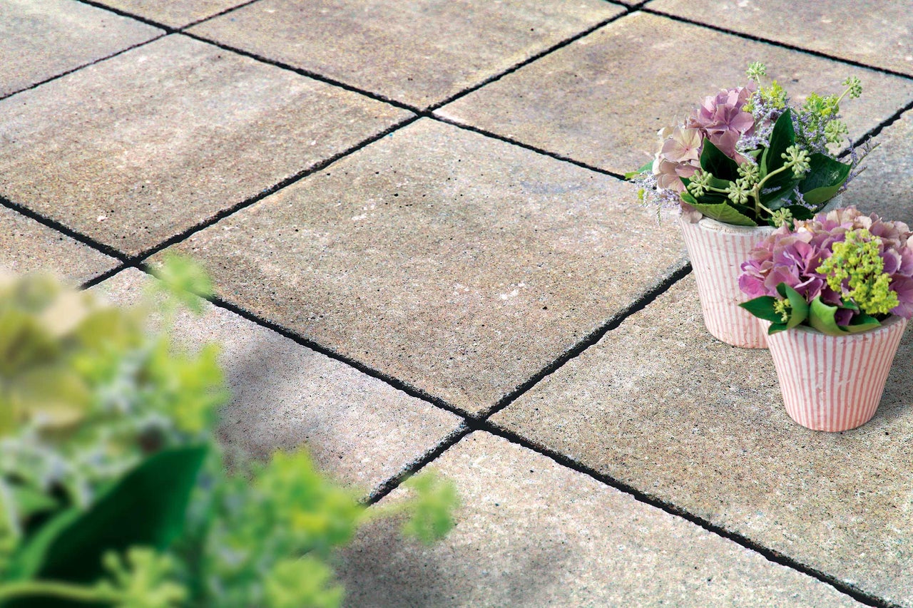 Verbundsteine auf einer Terrasse mit zwei Blumentöpfen