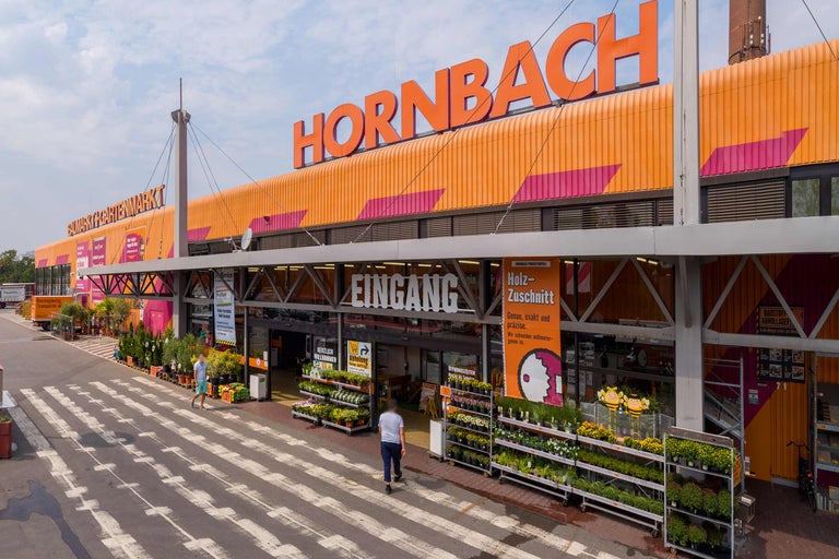Hornbach Baumarkt Außensicht mit Eingangsbereich und Pflanzen im Außenbereich