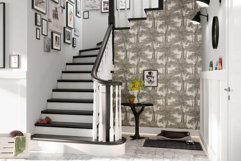 Flur mit Treppe, dekoriert mit Tapete, Bildern und Accessoires.