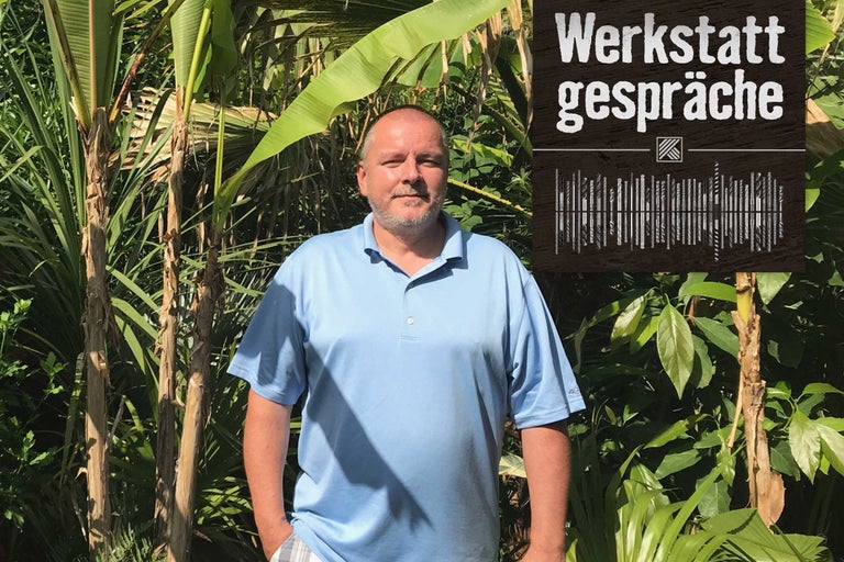 Werkstattgespräche Logo mit einer Person im Vordergrund, umgeben von Grünpflanzen.
