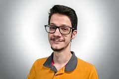 Lächelnder Hornbach Mitarbeiter mit Brille und Arbeitskleidung.