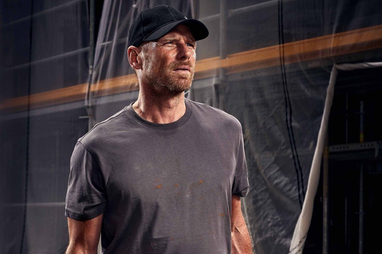 Handwerker mit Mütze und T-Shirt auf einer Baustelle