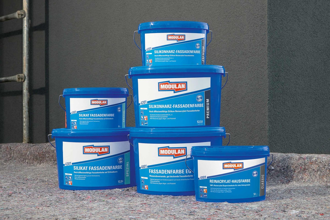 Produktübersicht von Modulan Fassadenfarben, inklusive Silikat Fassadenfarbe, Silikonharz Fassadenfarbe und Reinacrylat Hausfarbe in blauen Eimern