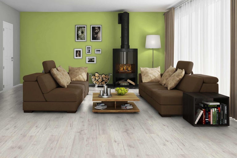 Wohnzimmer mit braunen Sofas, Kamin und hellen Holzböden für ein helles und geräumiges Ambiente