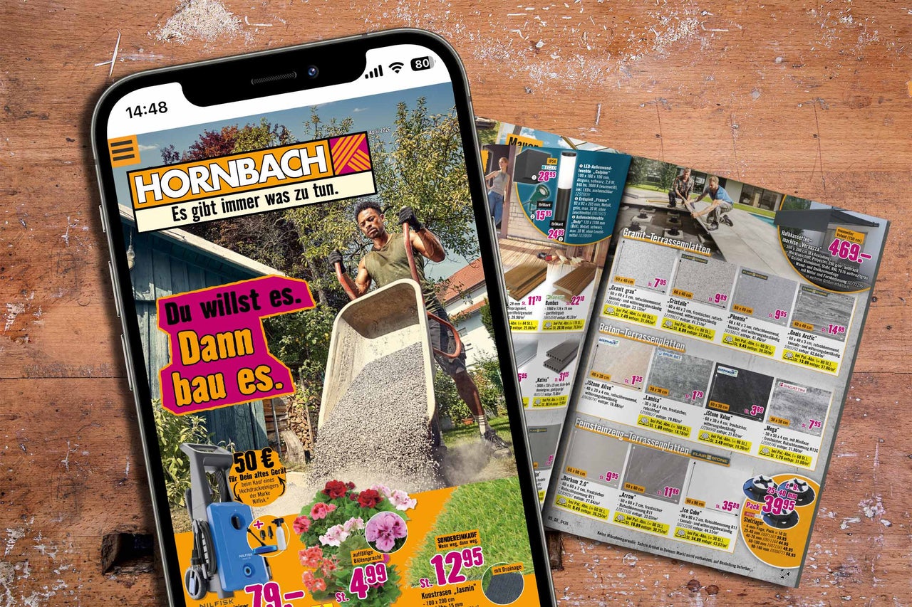 Smartphone auf einem Holztisch zeigt den Hornbach Onlineshop mit Gartenprojekten, Terrassenplatten und aktuellen Angeboten in einer hellen Ansicht.