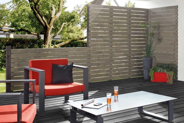 Terrasse mit Sichtschutzzaun, Lounge Möbeln, Tisch und Dekoration