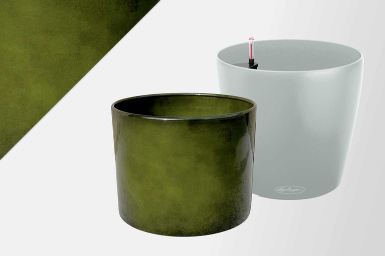 Zwei Pflanzgefäße: Eines aus Terrakotta, das andere aus Kunststoff mit Wasserstandsanzeige.