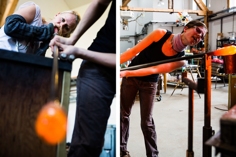 Zwei Personen arbeiten mit einer Glasbläserpfeife und formen Glas.