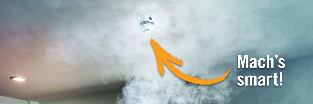 Rauchmelder an der Decke mit Rauch