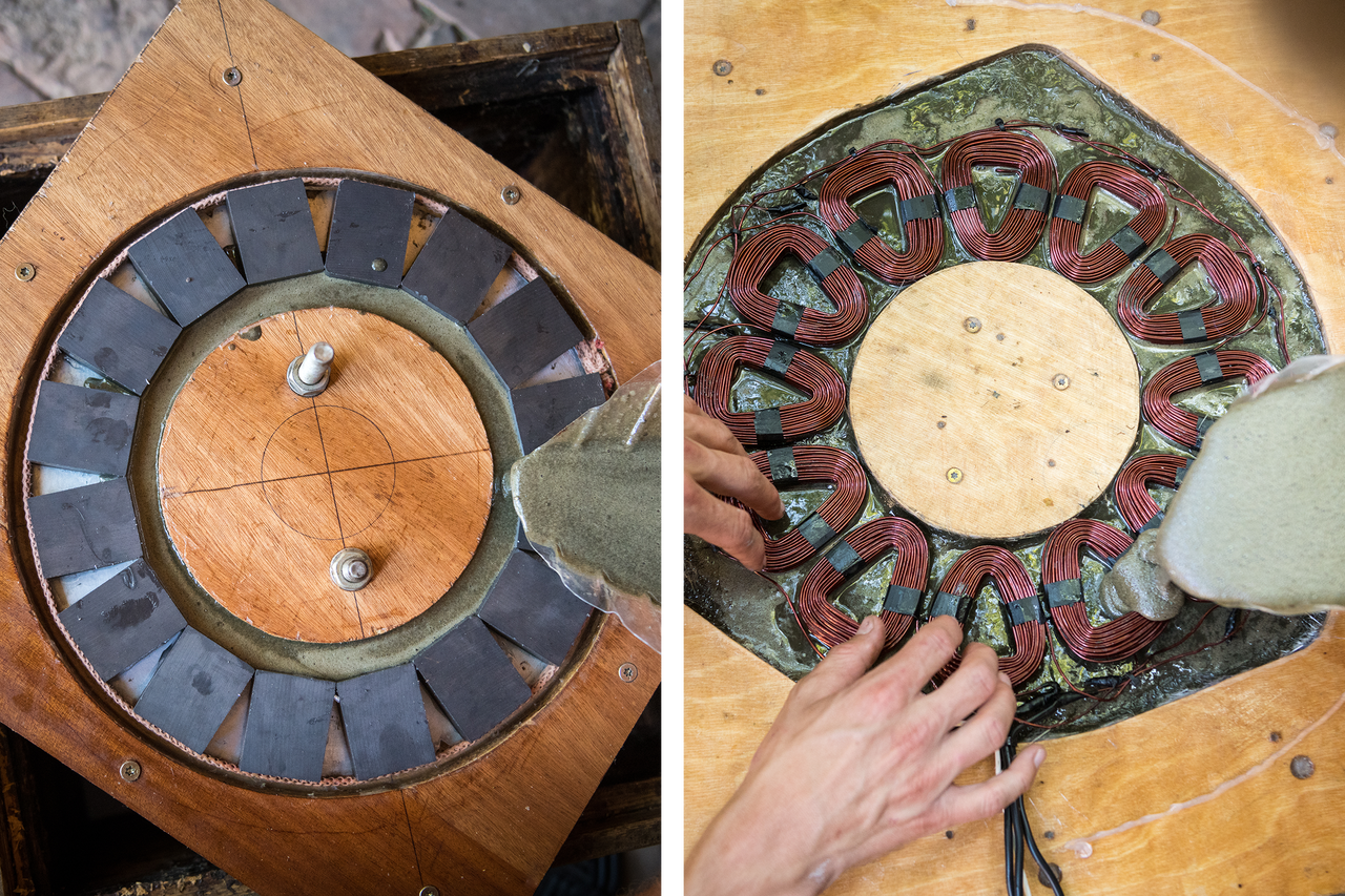 Detailaufnahme einer Windkraftanlage im Bau mit Magneten und Spulen