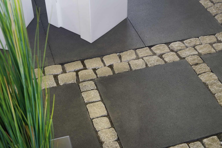 Terrasse mit Pflastersteinen und Zierpflaster