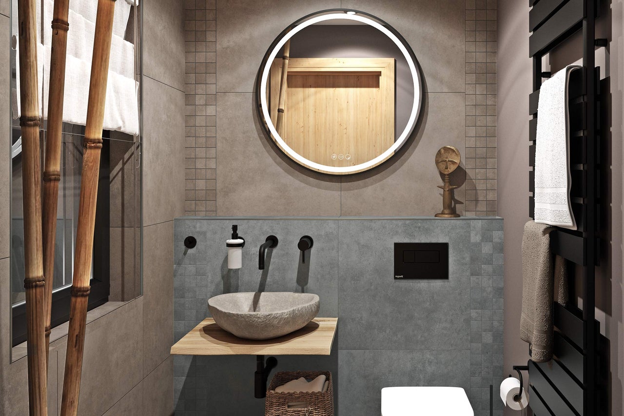 Modernes Badezimmer mit Waschtisch, Spiegel, Toilette und Handtuchwärmer