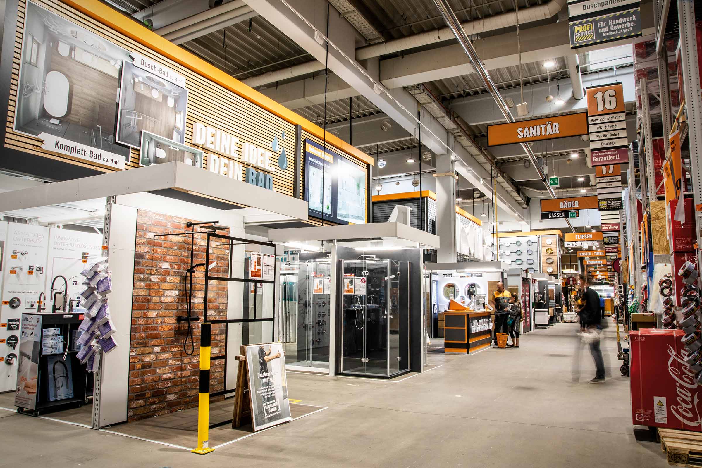 Ansicht des Sanitärbereichs in einem Hornbach Baumarkt mit Duschen und Badmöbeln.