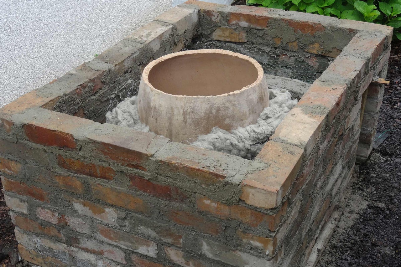 Gemauerter Ofen mit Isolierung und Schornstein