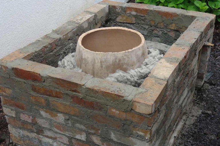 Gemauerter Ofen mit Isolierung und Schornstein