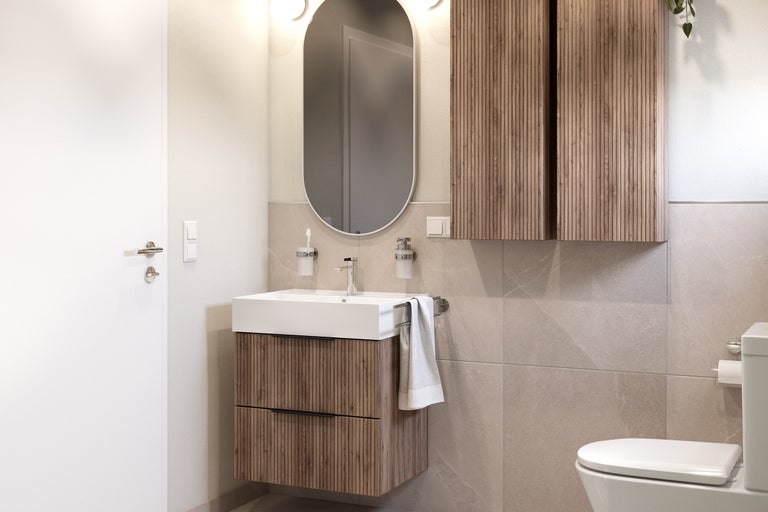 Modernes Badezimmer mit Waschtisch, Spiegel und Hängeschrank