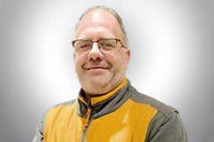 Porträt eines lächelnden Mannes mit Brille