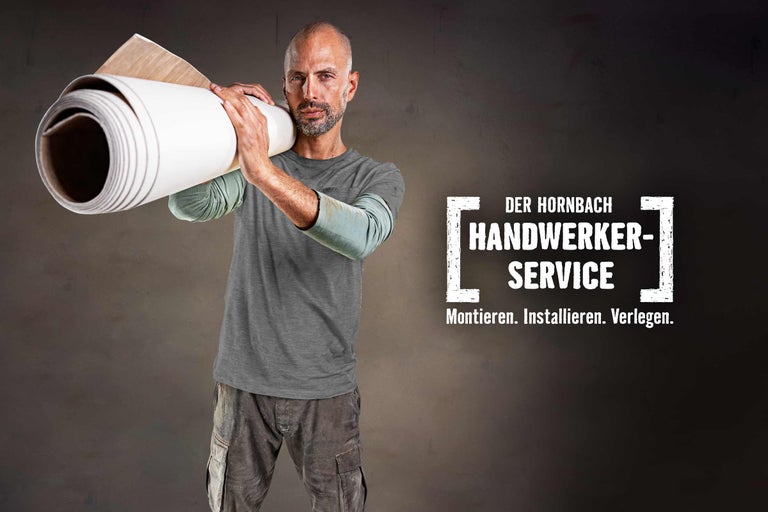 Ein Mann trägt eine Rolle Bodenbelag; Der Hornbach Handwerkerservice bietet Montage, Installation und Verlegung an.