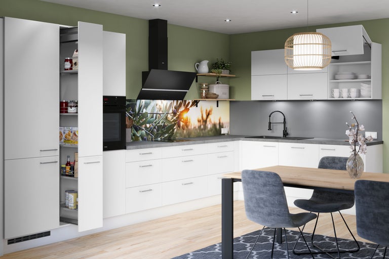 Helle Küche mit weißen Schränken, Dunstabzugshaube, Spüle und Esstisch mit Stühlen