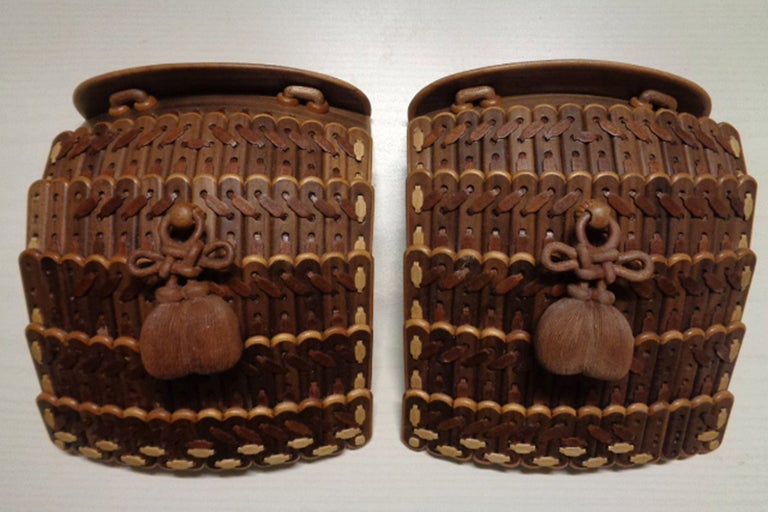 Zwei verzierte Holzbehälter