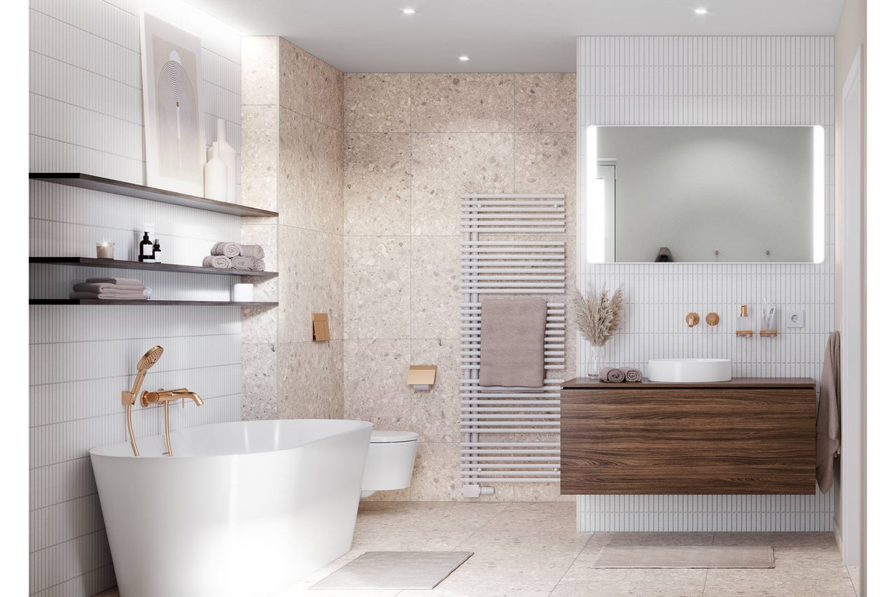 Modernes Badezimmer mit freistehender Badewanne, goldenen Armaturen, Holz-Waschtisch, Aufsatzwaschbecken und hellen Fliesen in Natursteinoptik.
