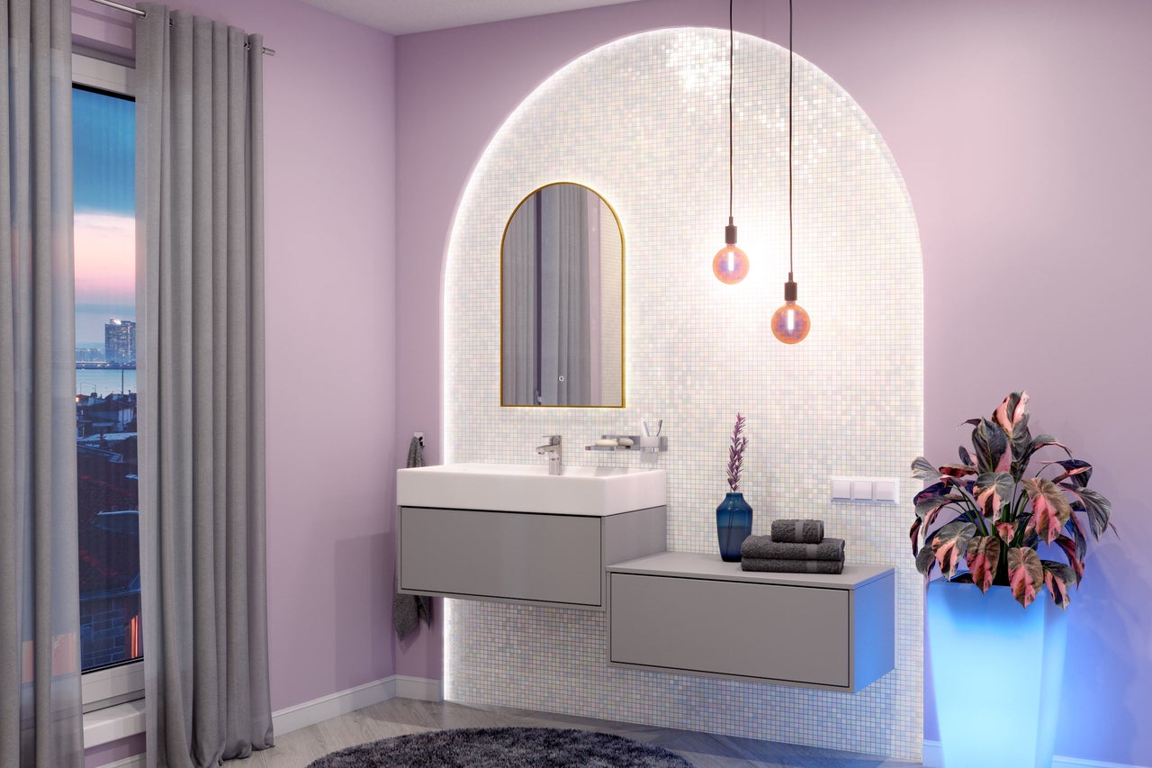 Modernes Badezimmer mit Waschtisch, Spiegel, Beleuchtung und Dekoration