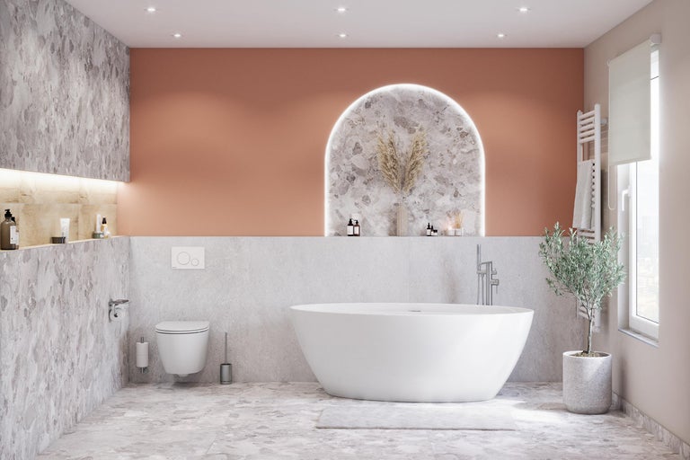 Modernes Badezimmer mit freistehender Badewanne, Toilette und dekorativen Elementen.