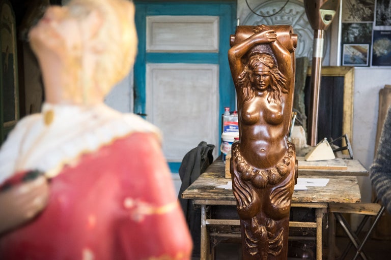 Holzstatue einer weiblichen Figur in einer Werkstatt