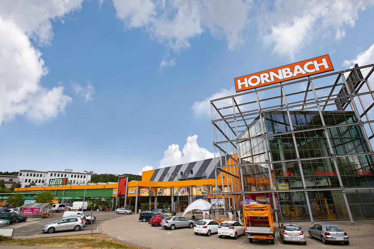  HORNBACH Baumarkt Außenansicht mit Parkplatz 