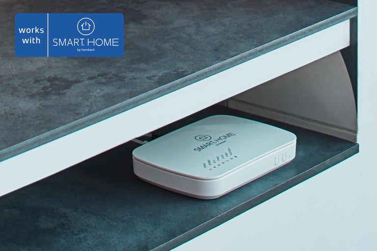 Smart Home Zentrale im Regal