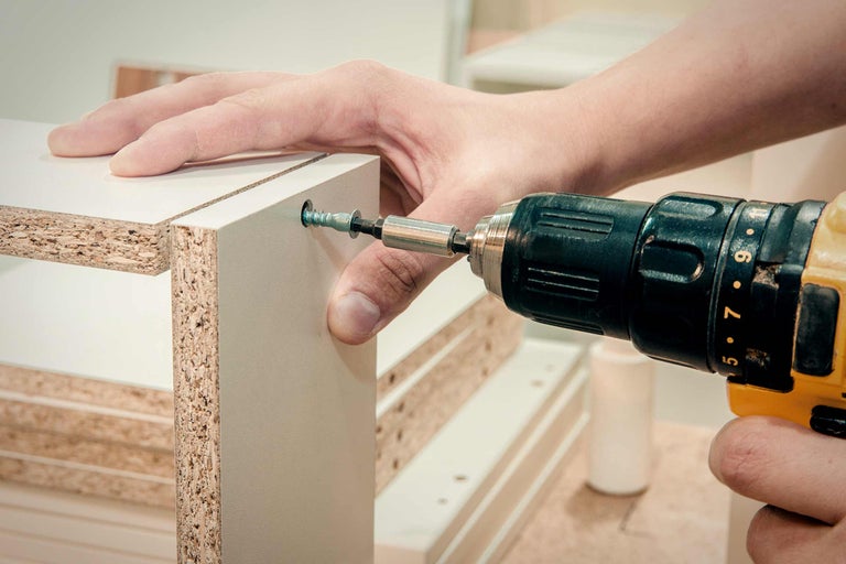 Montage eines Möbels mit einem Akkuschrauber