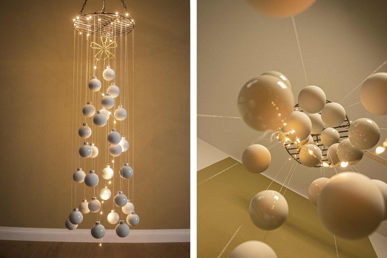 Dekorative Hängelampe mit Kugeln und filigranen Lichterketten für den Innenbereich