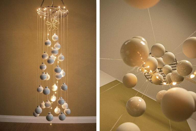Dekorative Hängelampe mit Kugeln und filigranen Lichterketten für den Innenbereich