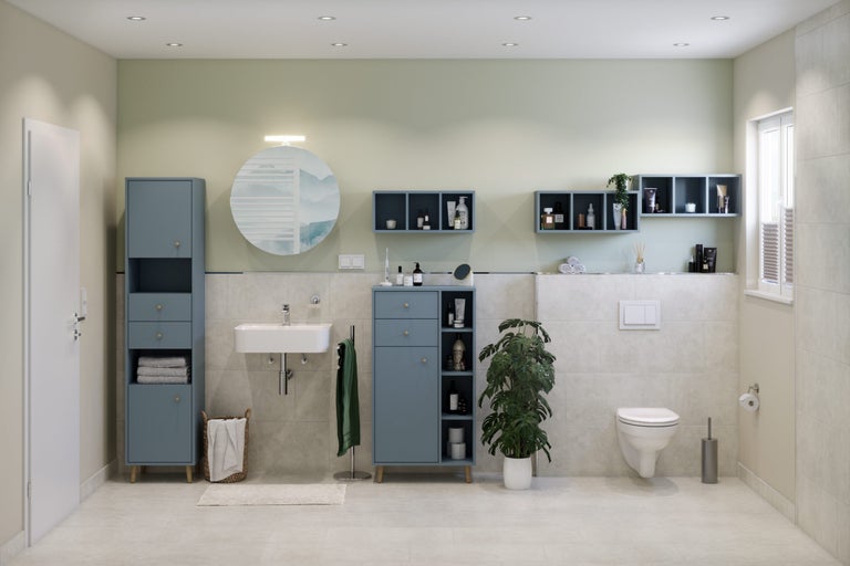 Helles Badezimmer mit Waschbecken, Spiegelschrank, Regalen und Toilette.