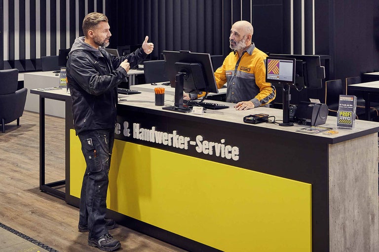 Kunde im Gespräch mit einem Hornbach Mitarbeiter am Profi-Service Schalter